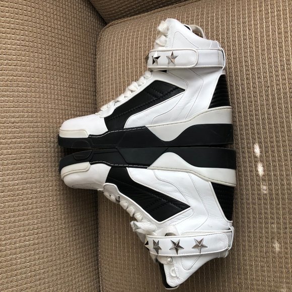 Givenchy Men's White/Black Leather Tyson Star High-top Sneakers - Picture 8 of 11